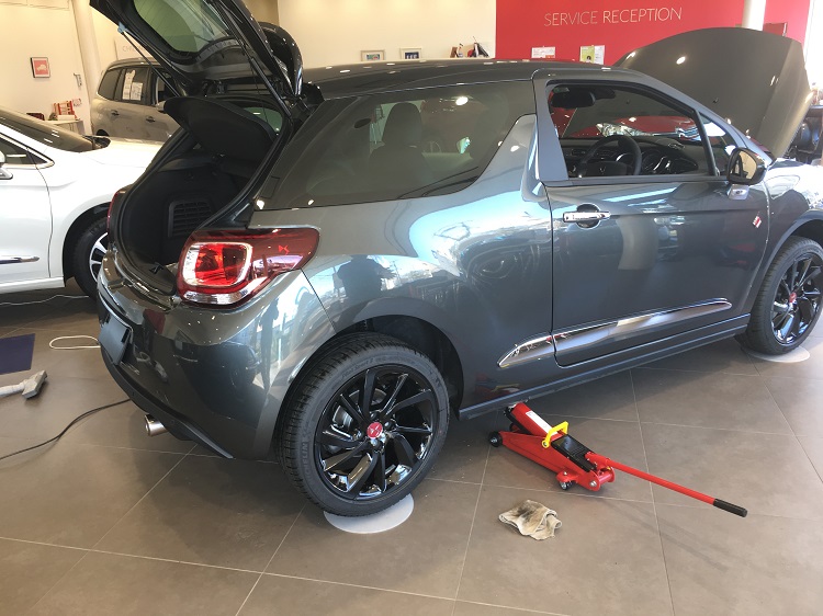 シトロエン横浜緑　意外と芸が細かいです。。。