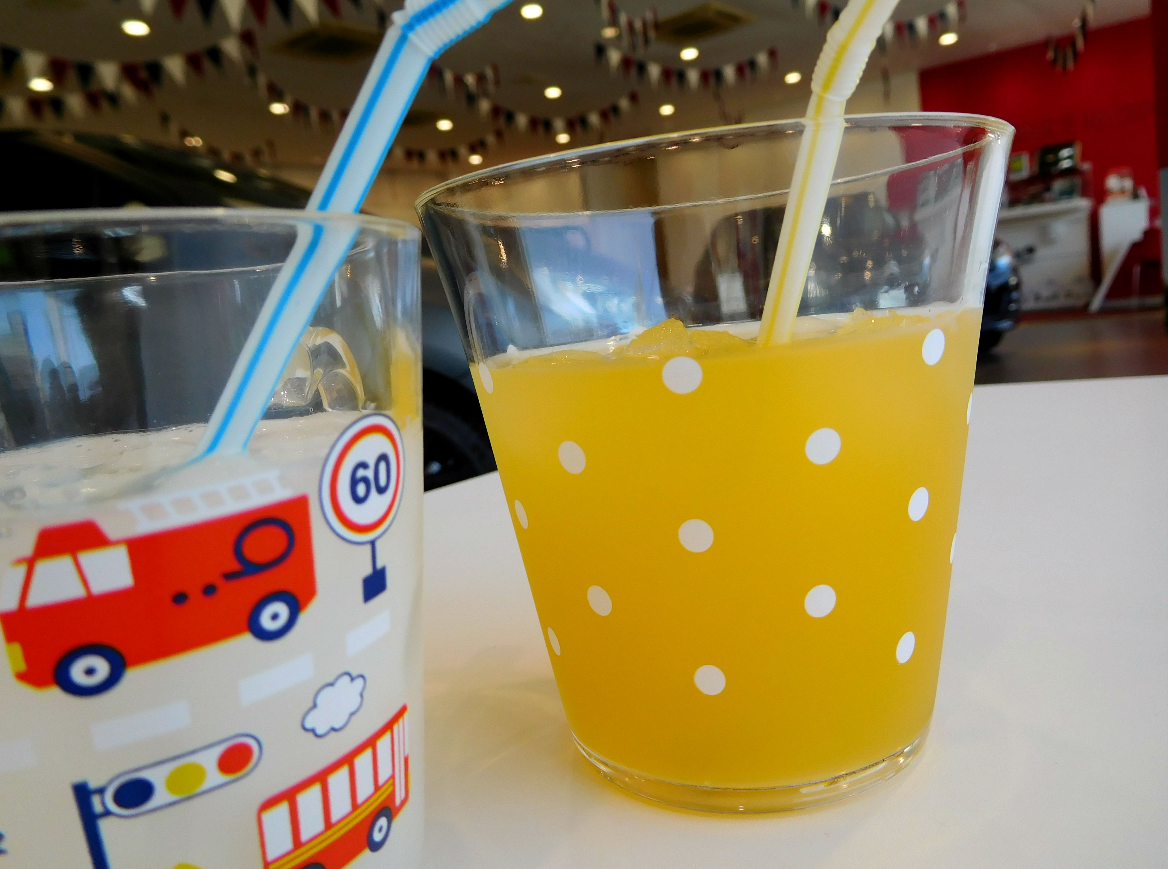 ジュースもかわいいコップで。