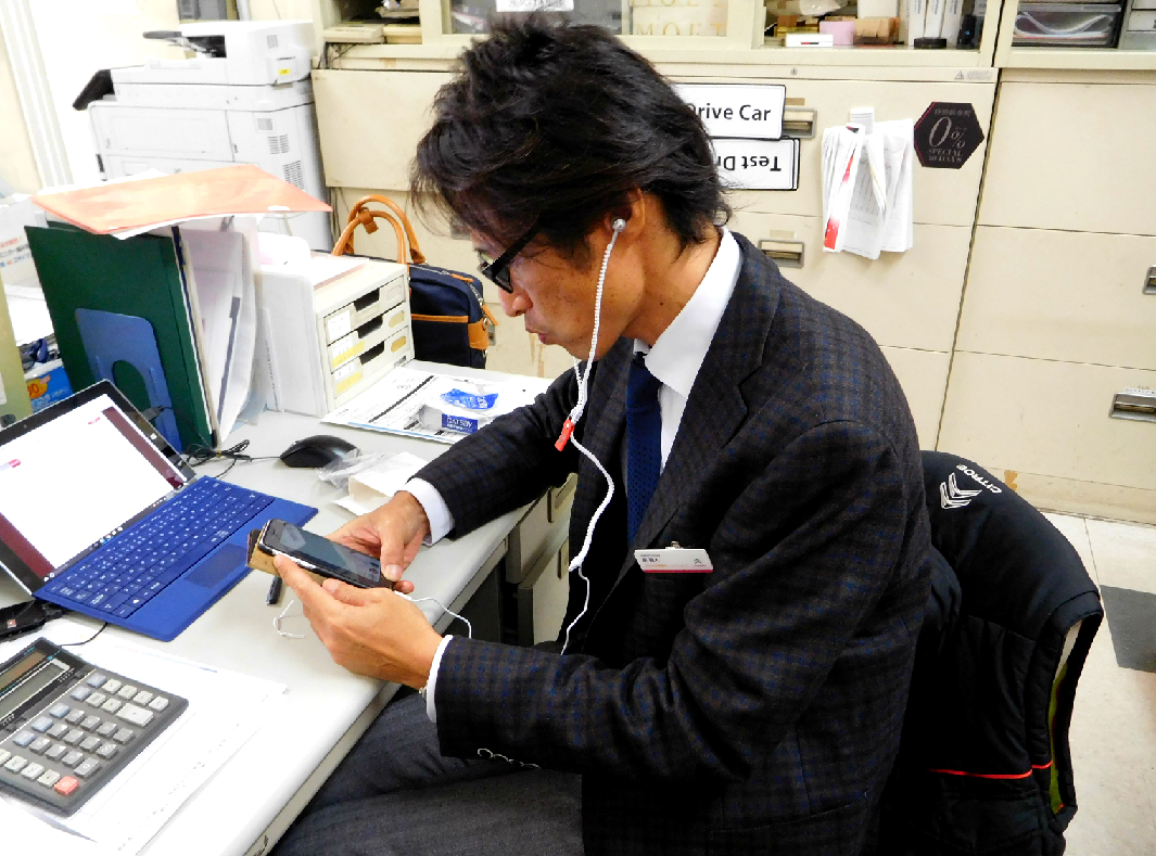 閉店後の営業マンたち。