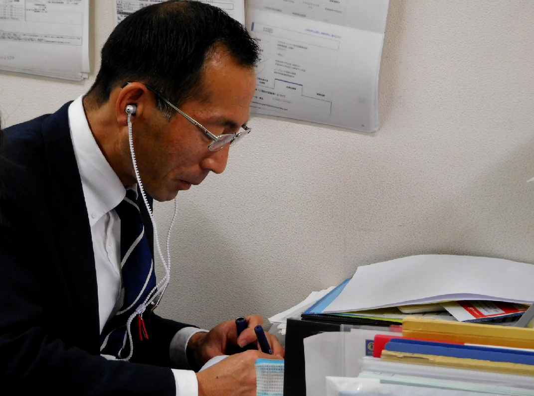 閉店後の営業マンたち。