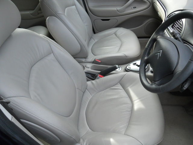 本革シート・・・コツコツ部長でゴザイマスよ