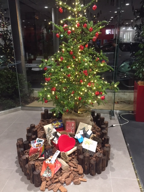 店内ｸﾘｽﾏｽﾊﾞｰｼﾞｮﾝ ｳｨﾝﾀｰｱｸｾｻﾘｰ展示中