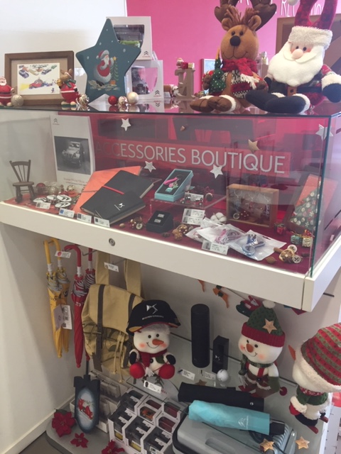 店内ｸﾘｽﾏｽﾊﾞｰｼﾞｮﾝ ｳｨﾝﾀｰｱｸｾｻﾘｰ展示中