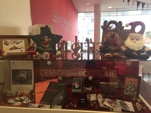 店内ｸﾘｽﾏｽﾊﾞｰｼﾞｮﾝ ｳｨﾝﾀｰｱｸｾｻﾘｰ展示中