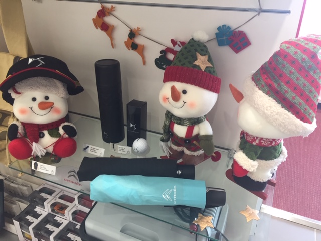 店内ｸﾘｽﾏｽﾊﾞｰｼﾞｮﾝ ｳｨﾝﾀｰｱｸｾｻﾘｰ展示中