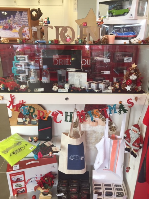 店内ｸﾘｽﾏｽﾊﾞｰｼﾞｮﾝ ｳｨﾝﾀｰｱｸｾｻﾘｰ展示中