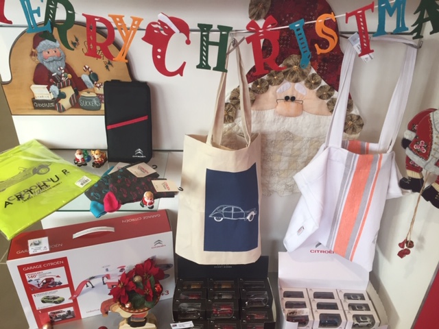 店内ｸﾘｽﾏｽﾊﾞｰｼﾞｮﾝ ｳｨﾝﾀｰｱｸｾｻﾘｰ展示中