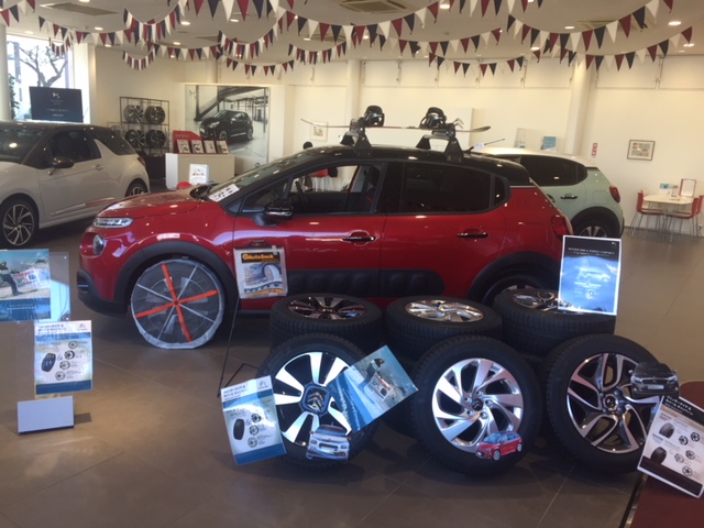 店内ｸﾘｽﾏｽﾊﾞｰｼﾞｮﾝ ｳｨﾝﾀｰｱｸｾｻﾘｰ展示中