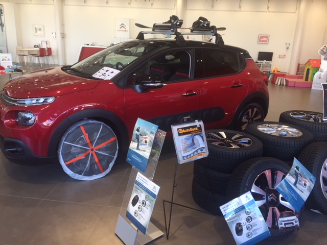 店内ｸﾘｽﾏｽﾊﾞｰｼﾞｮﾝ ｳｨﾝﾀｰｱｸｾｻﾘｰ展示中