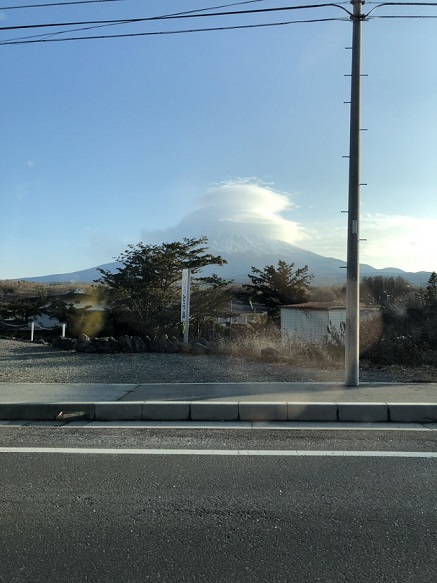 富士山の上の雲が！