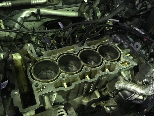 エンジン分解してます！