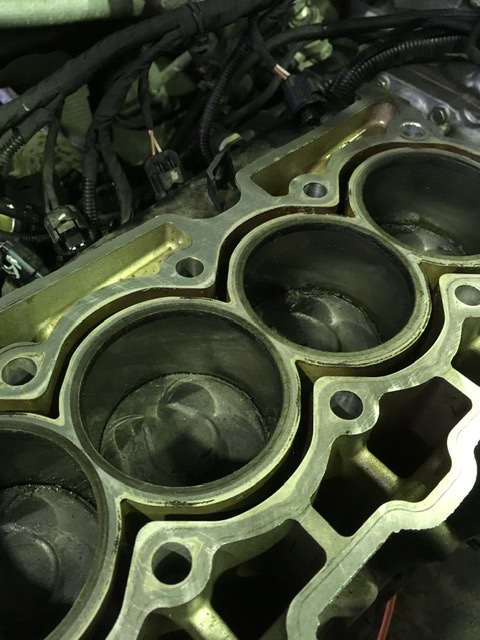 エンジン分解してます！