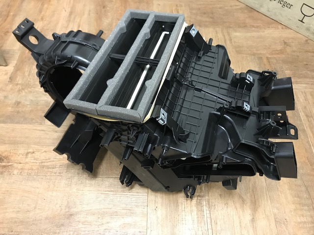 ダッシュボードの下にあるもの