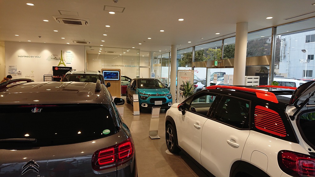 ショールームに久々クルマがいっぱい！