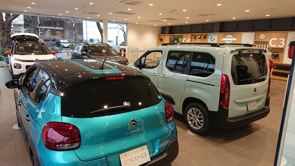 ショールームに久々クルマがいっぱい！