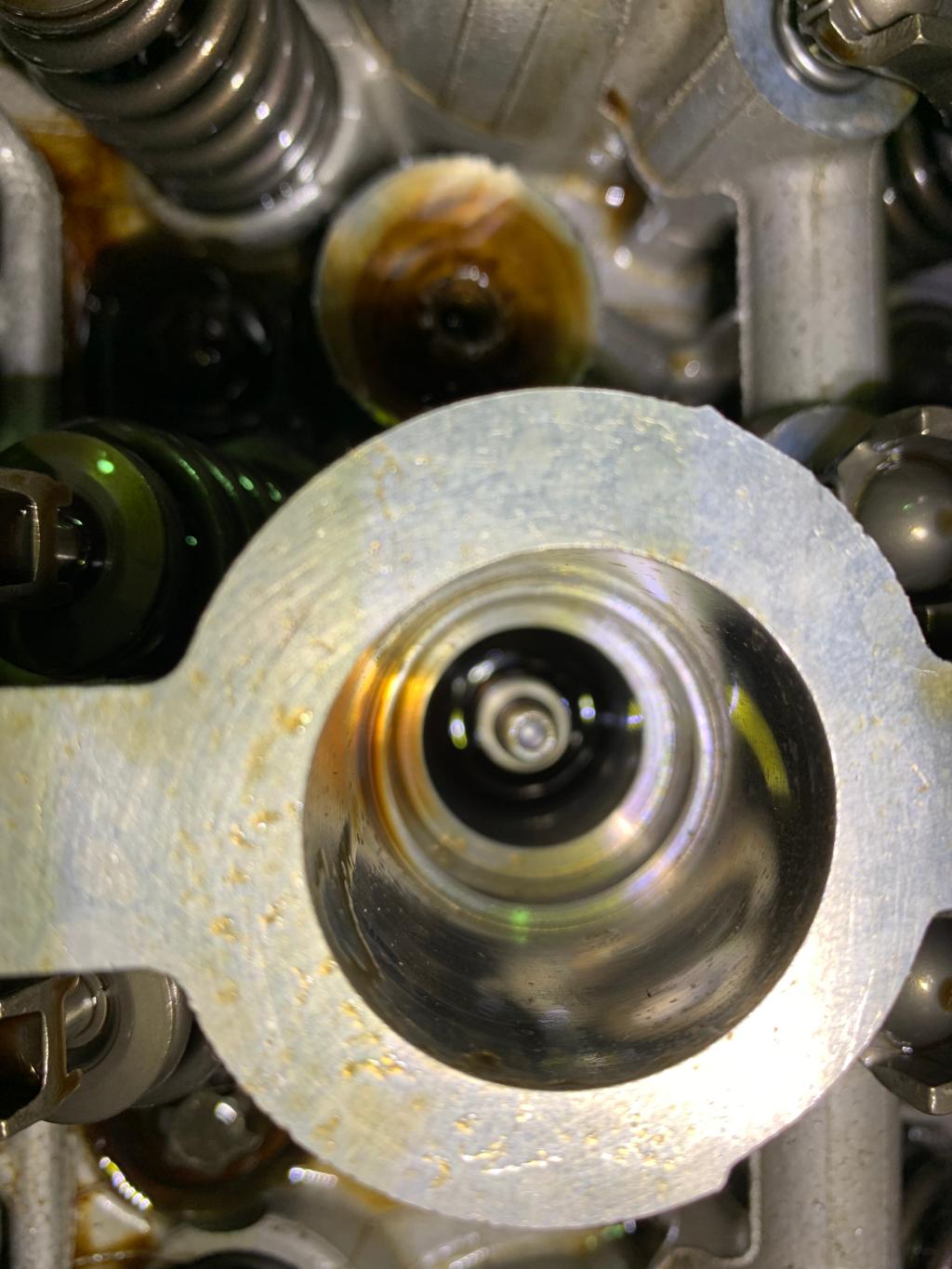 シリンダーヘッドカバー