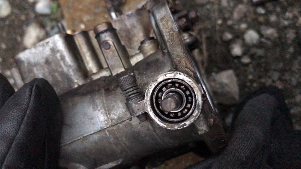 スロットルシャフトベアリング交換