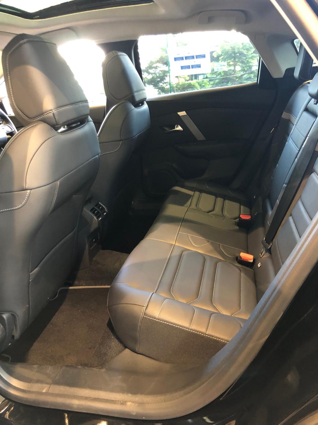 C4、リアシートの情景。