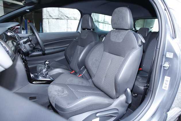 インテリア（シートは車種で違いますゾ）