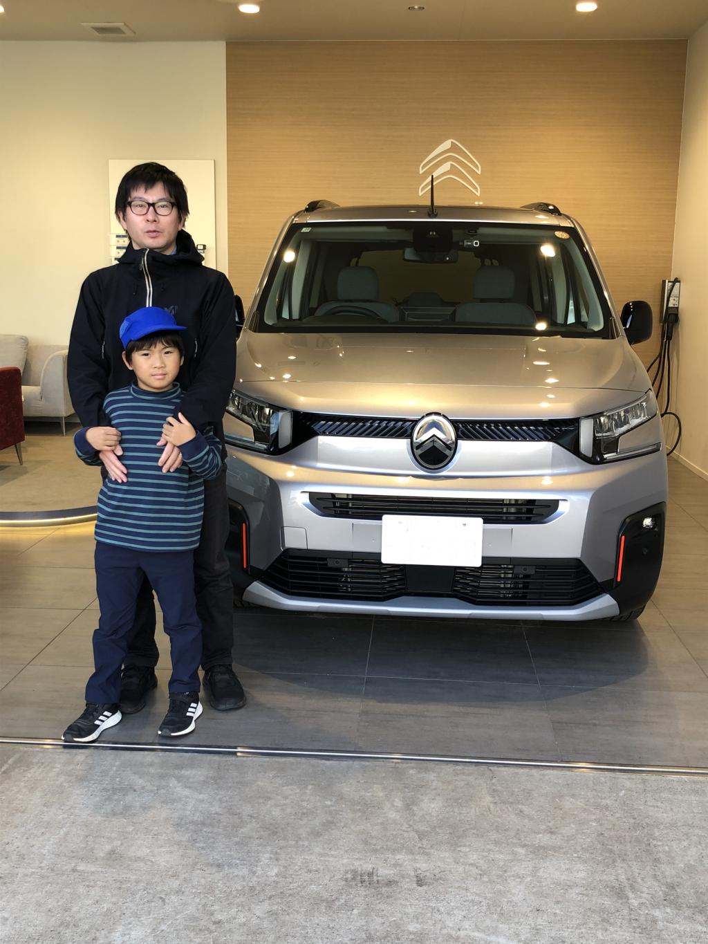 新オーナー様、親子でご納車式ありがとうございます。