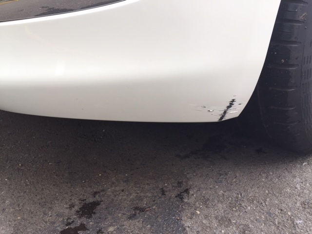 シトロエン横浜緑お得意のクイック鈑金！本日も施工しております