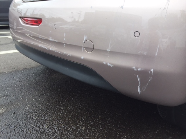 シトロエン横浜緑お得意のクイック鈑金！本日も施工しております