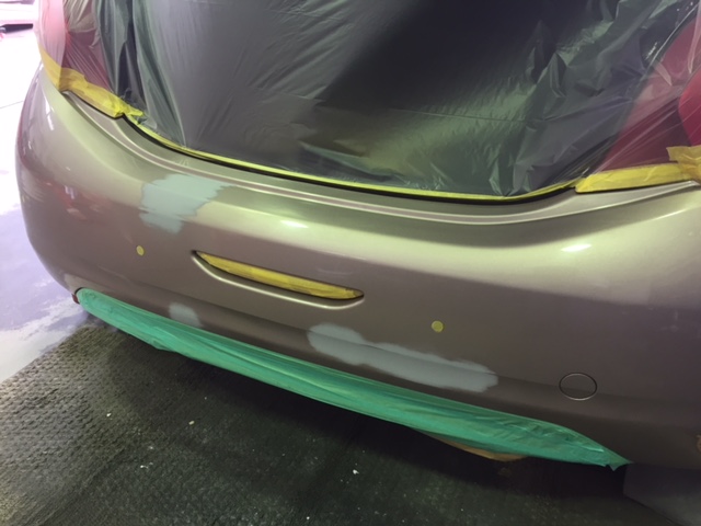 シトロエン横浜緑お得意のクイック鈑金！本日も施工しております
