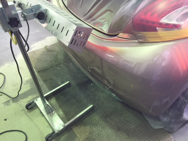 シトロエン横浜緑お得意のクイック鈑金！本日も施工しております