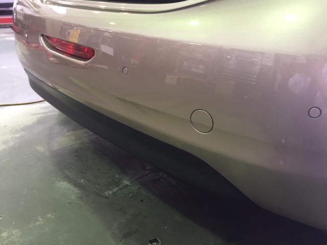 シトロエン横浜緑お得意のクイック鈑金！本日も施工しております