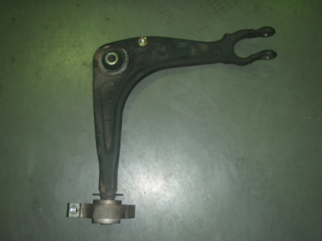 ロアアームブッシュ切れ