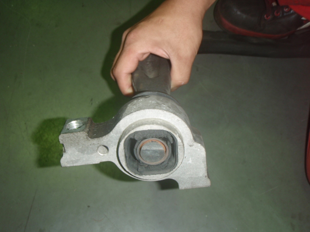 ロアアームブッシュ切れ