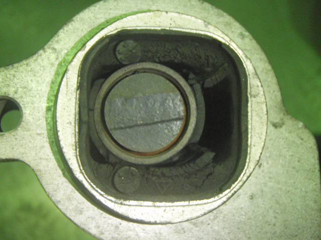 ロアアームブッシュ切れ