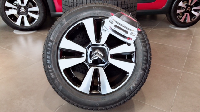 スタッドレスタイヤ限定1ｾｯﾄ在庫ございます！