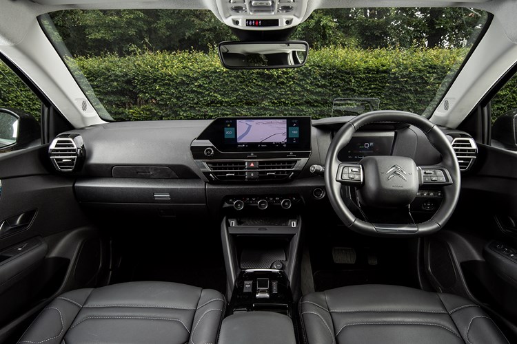 もうすぐです　新型C4　インテリアデザイン