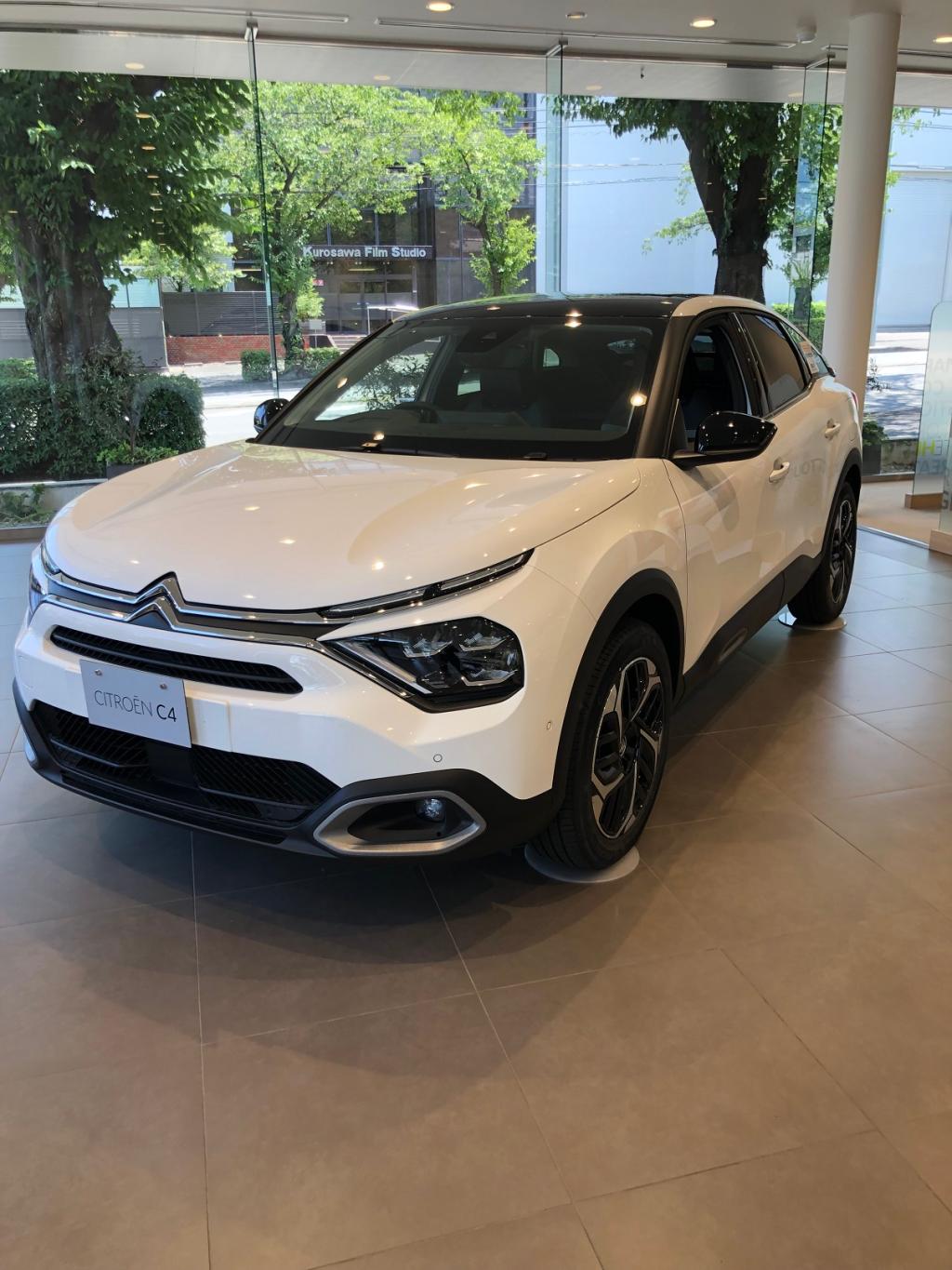 白いC4(エクステリアの絶妙デザイン）