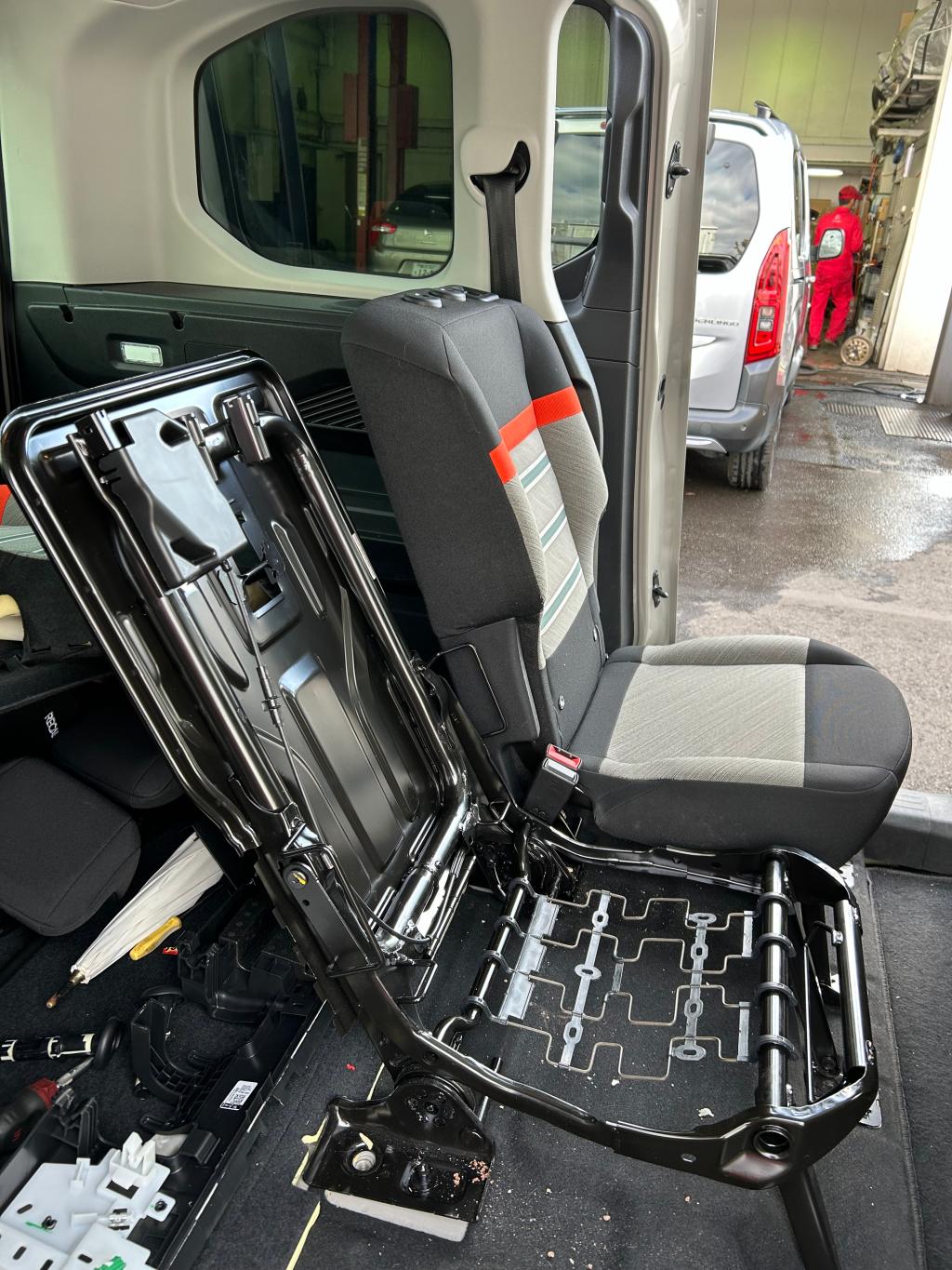 リヤシートベース