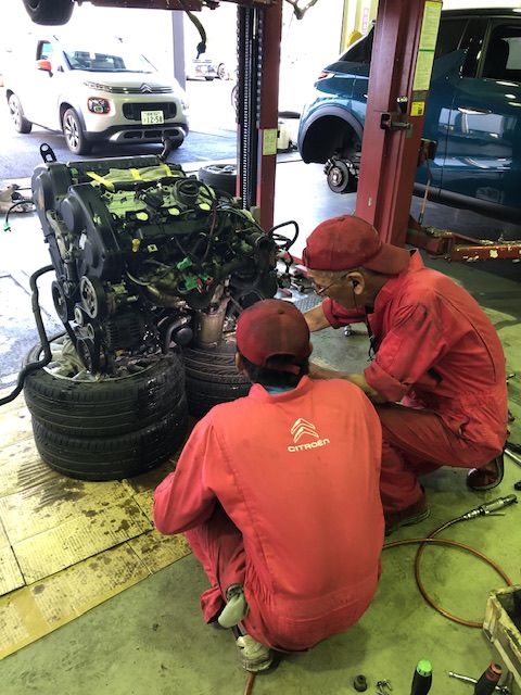 V6エンジン下ろし中