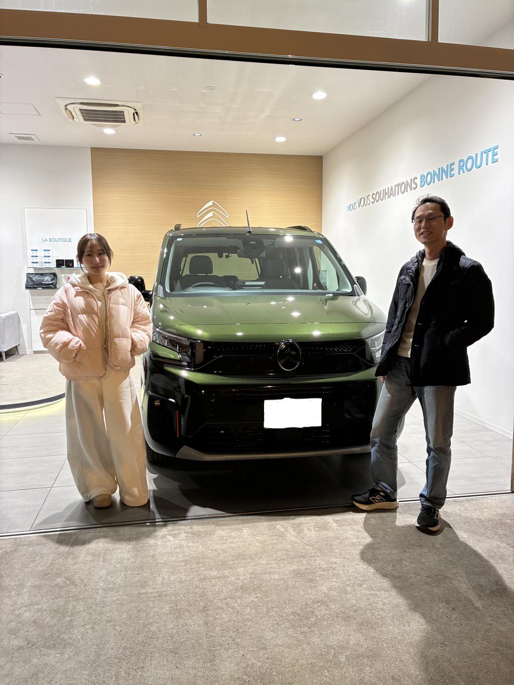 あらたな場面がその先に、K様新型ベルランゴご納車式。