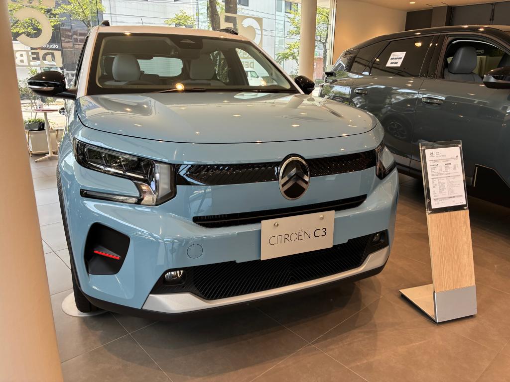 フランス国旗のトリコロールカラーに因んでないとは思いますが【C3エクステリア】